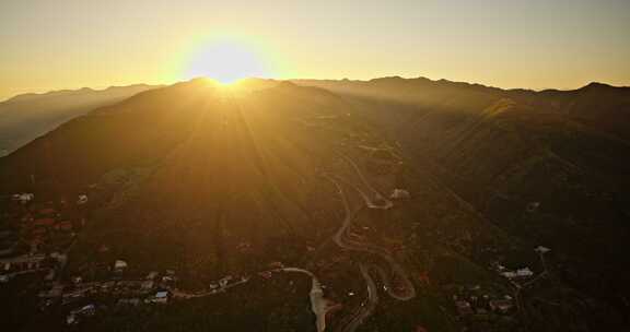 山顶眺望城市全貌的壮阔景象陕西秦岭骊山