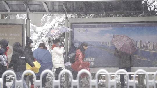 下雪天公交站等车的市民视频素材模板下载