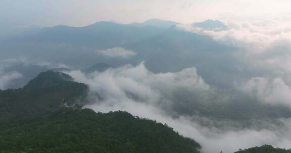 航拍早晨广东茂名信宜石镬坳云雾缭绕的山峦