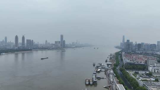 下雨阴天城市航拍武汉雨天长江两岸风景风光