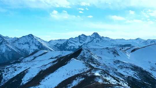 雪山连绵的壮美自然风光全景