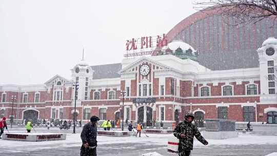 沈阳站前行人下雪中特色建筑地标建筑火车站