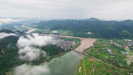 山村河谷大坝拦截洪水航拍