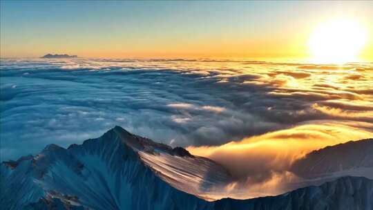 云海之上的壮丽雪山日出景观