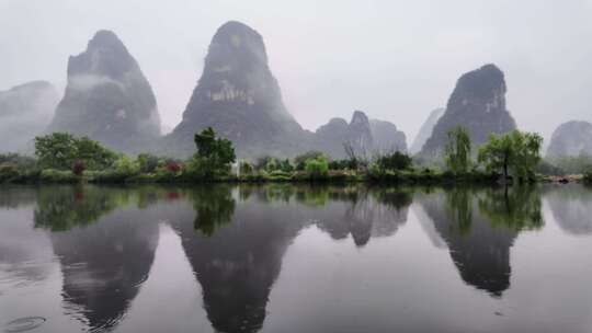 雨天湖景倒映绿树青山的宁静画面