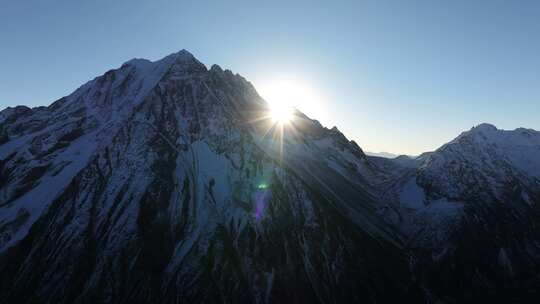 航拍雅拉雪山