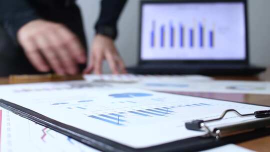 商务人士分析图表数据