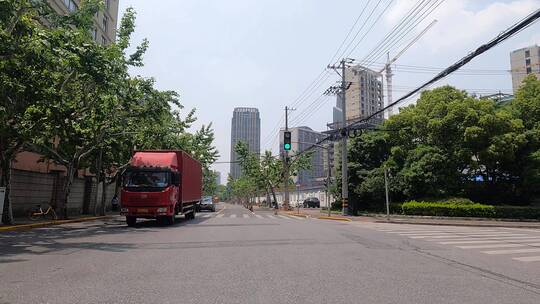 上海封城中的阳光城区路况