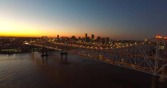 密西西比河上的新月城市大桥夜景