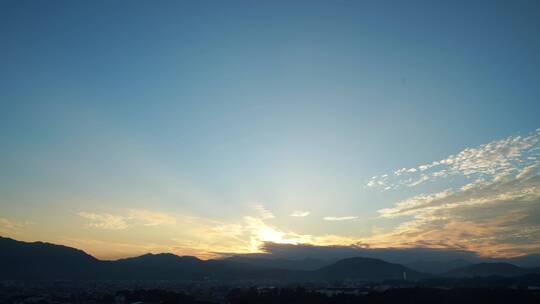 夕阳天空云朵延时傍晚乡村日落阳光穿过云层