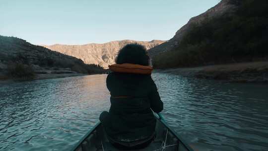 一个女人划着独木舟顺流而下