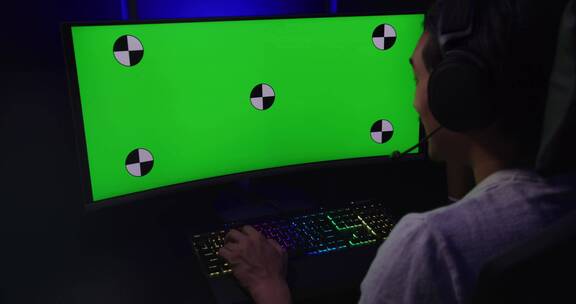游戏玩家坐在电脑前玩游戏