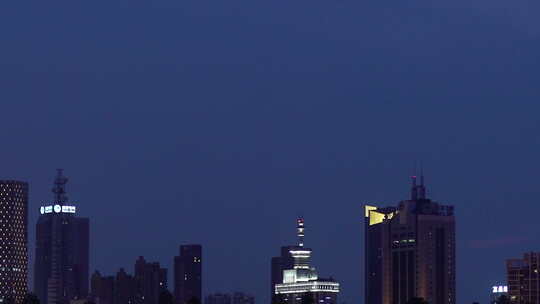 武汉东湖地拍夜晚建筑天空留白