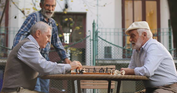 两个老人在院子里下棋