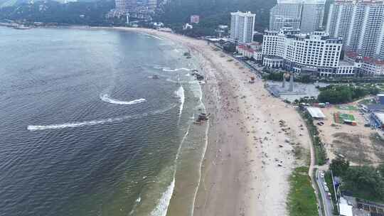 海浪拍打沙滩沙滩游泳游客航拍