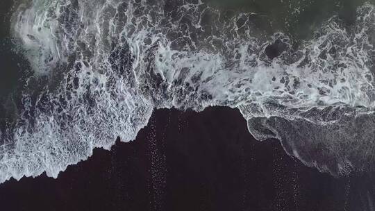 海浪拍打着海岸视频素材模板下载