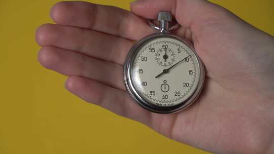 女人用手拿着秒表进行计时