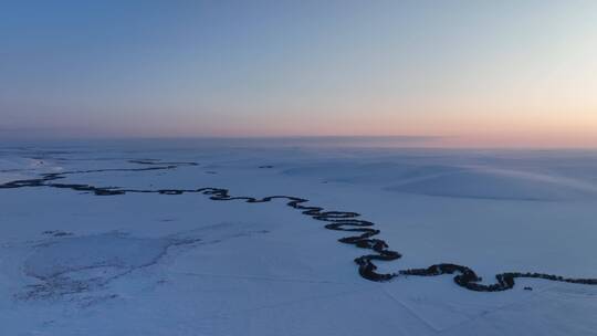 航拍内蒙古雪原蜿蜒冰河暮色