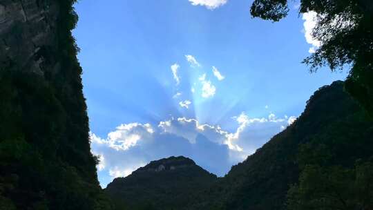 湖北利川凉城美景流动的白云与阳光