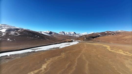 西藏高原蓝天雪山航拍