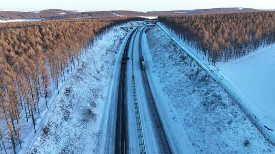 穿过大兴安岭林区的绥满高速公路