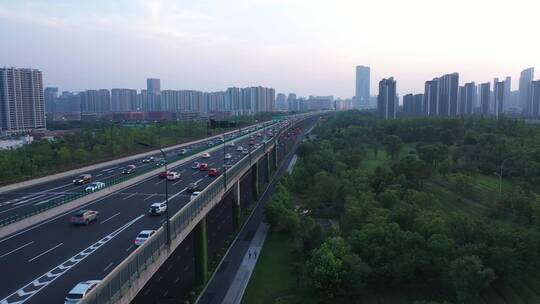 傍晚近距离跟进航拍杭州傍晚城市高架桥