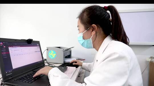 女医生操作电脑视频素材模板下载