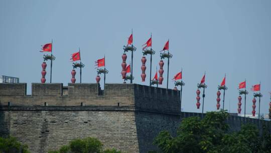 西安城墙上面旗帜随风飘动