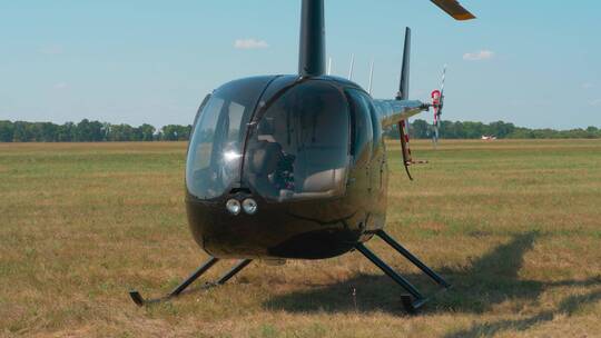 草地上停的直升机