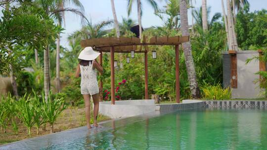 女人在菲律宾度假村淌水视频素材模板下载