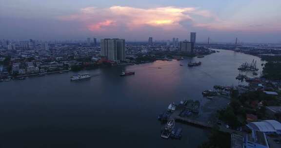 城市附近河流上水上飞机的无人机镜头