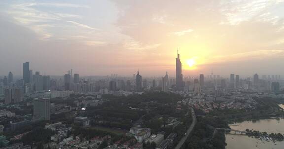 日落下的南京紫峰大厦