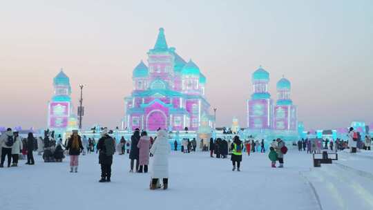 冰灯建筑冰雕城堡前人来人往的热闹景象冰雪