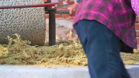 中国农村农民丰收碾子碾轧小米谷物筛子脱壳