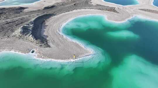 青海海西大柴旦翡翠湖沙地碧水航拍视频