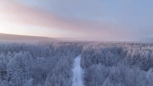 大兴安岭林海雪原和山路曙光