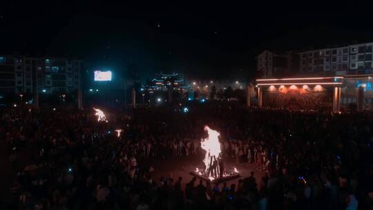 云南楚雄彝族火把节围绕火堆舞蹈游客视频