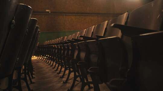 怀旧椅子-回忆旧电影院-旧剧院时光视频素材模板下载