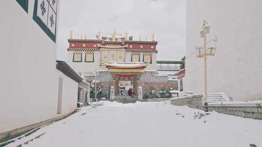 云南香格里拉松赞林寺雪后风景