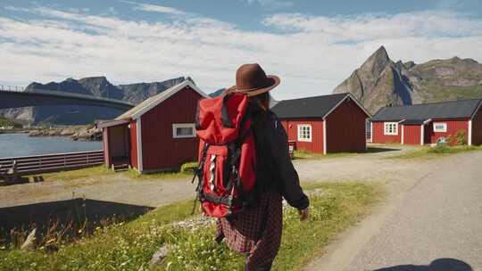 美丽的年轻女孩旅行者