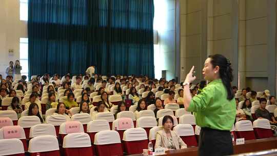 导师在会议上做演讲