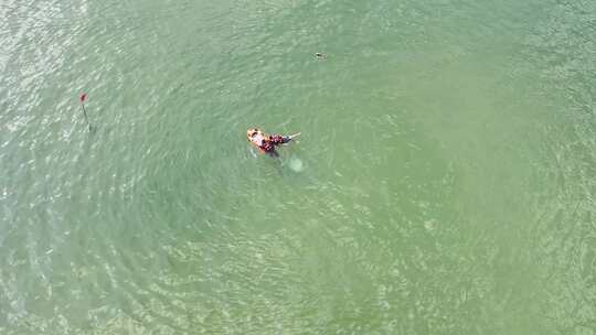 航拍俯瞰威海国际海水浴场近岸救援夏季演练