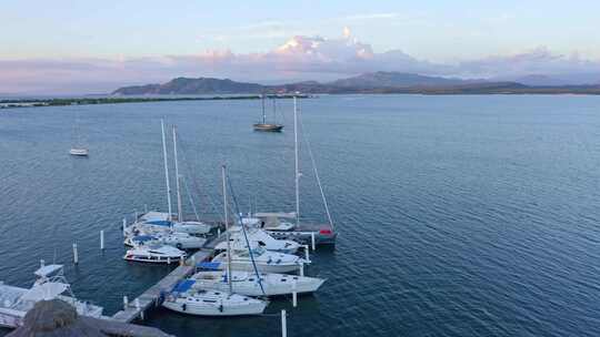 多米尼加共和国巴伊亚德拉斯卡尔德拉斯港停泊船只的航拍