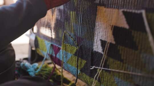 乌兹别克斯坦男子手工编织地毯视频素材模板下载