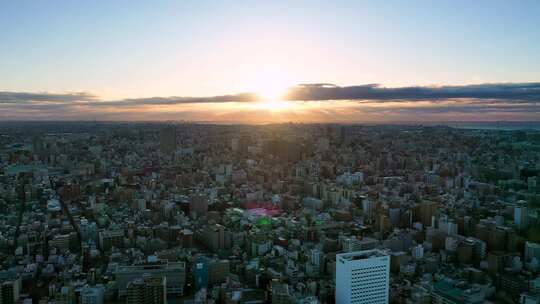 夕阳在电影中覆盖了一座城市