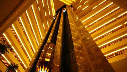 酒店内部垂直电梯仰视画面
