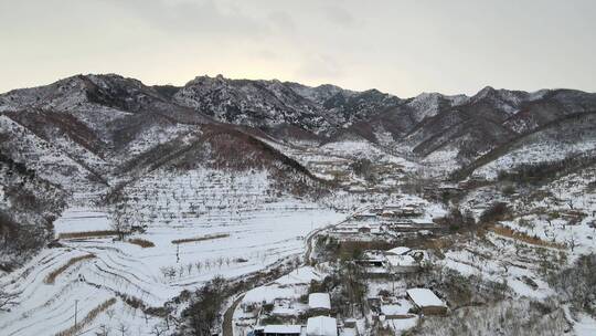 辽宁雪后山村