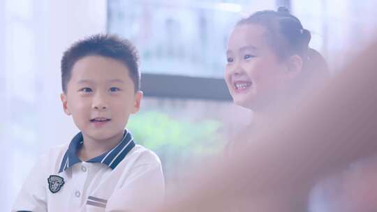 幼儿园老师和小孩欢乐玩耍