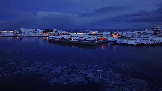 北极夜间无人机俯瞰雪山罗布尔和峡湾在冬季