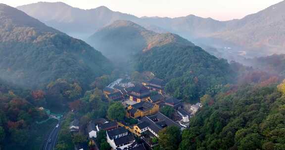 杭州清晨云雾缭绕的森林与公路